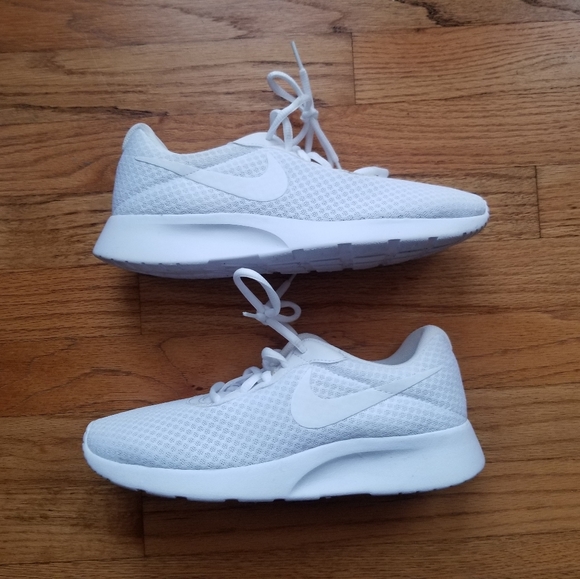 nike tanjun womens outfits